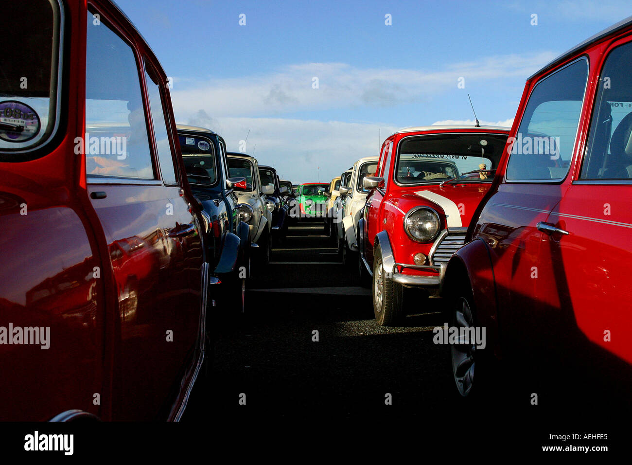 Un parco auto pieno di minis durante un mini soddisfare in Llandudno Foto Stock