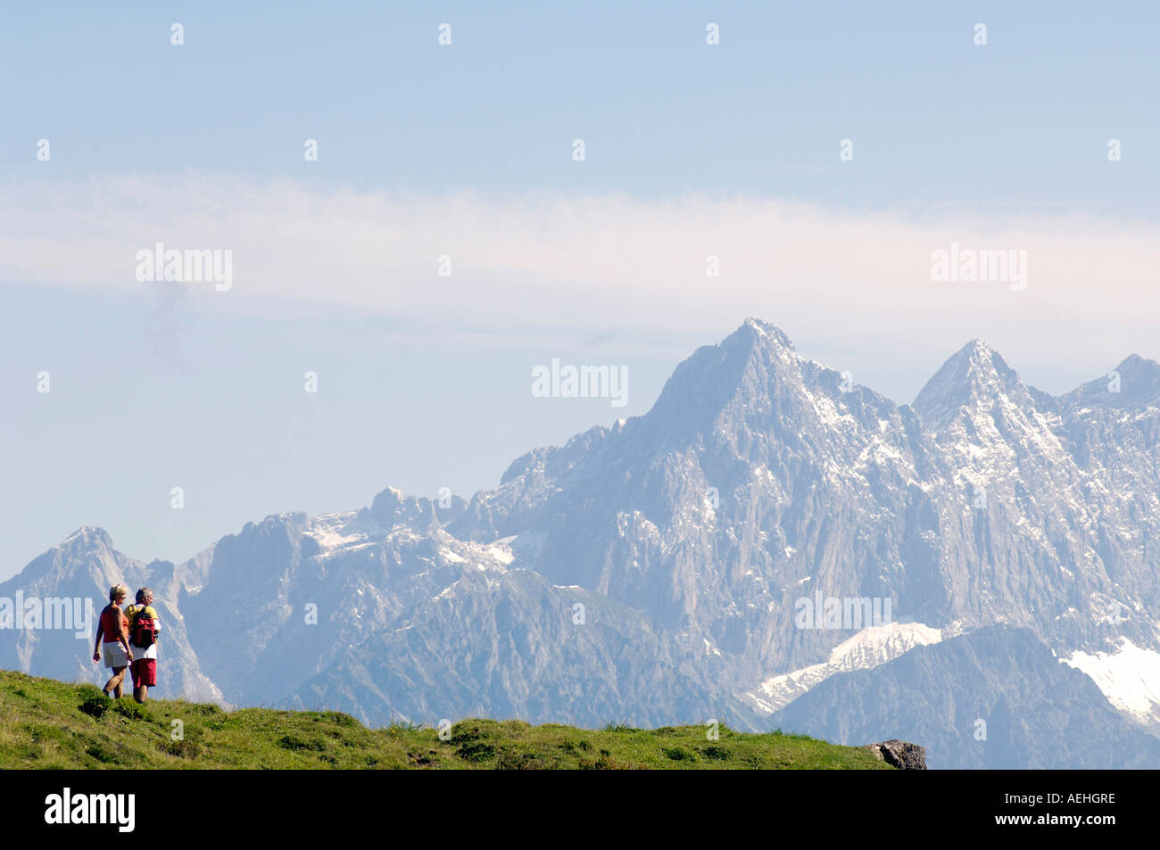 Austria, Salzburger Land, Coppia matura escursionismo, vista posteriore Foto Stock
