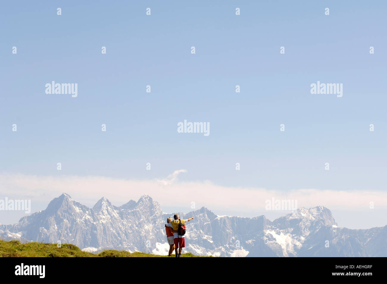 Austria, Salzburger Land, Coppia matura escursionismo, vista posteriore Foto Stock