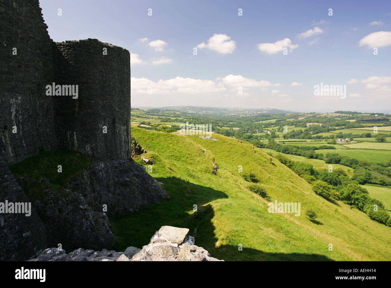 Vista laterale di antico castello gallese Carreg Cennen con spettacolari vedute di una soleggiata valle gallese cadere a destra del Galles GB Foto Stock