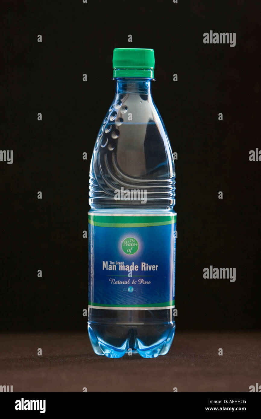 Tripoli, Libia. Acqua in bottiglia dal grande Man-made River. Foto Stock