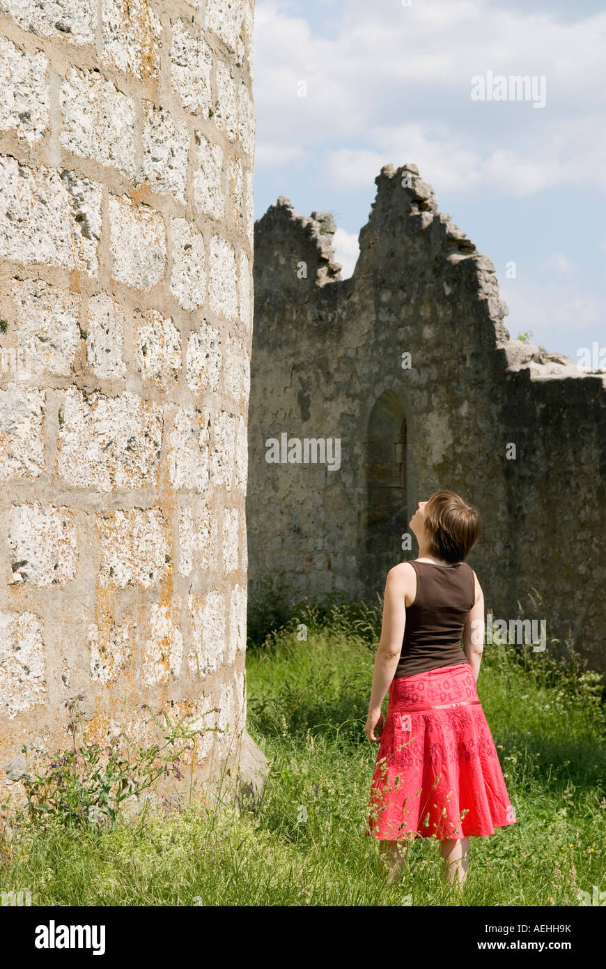 Unica donna in cerca della torre del castello di rovina, Kallmuenz, Germania Foto Stock
