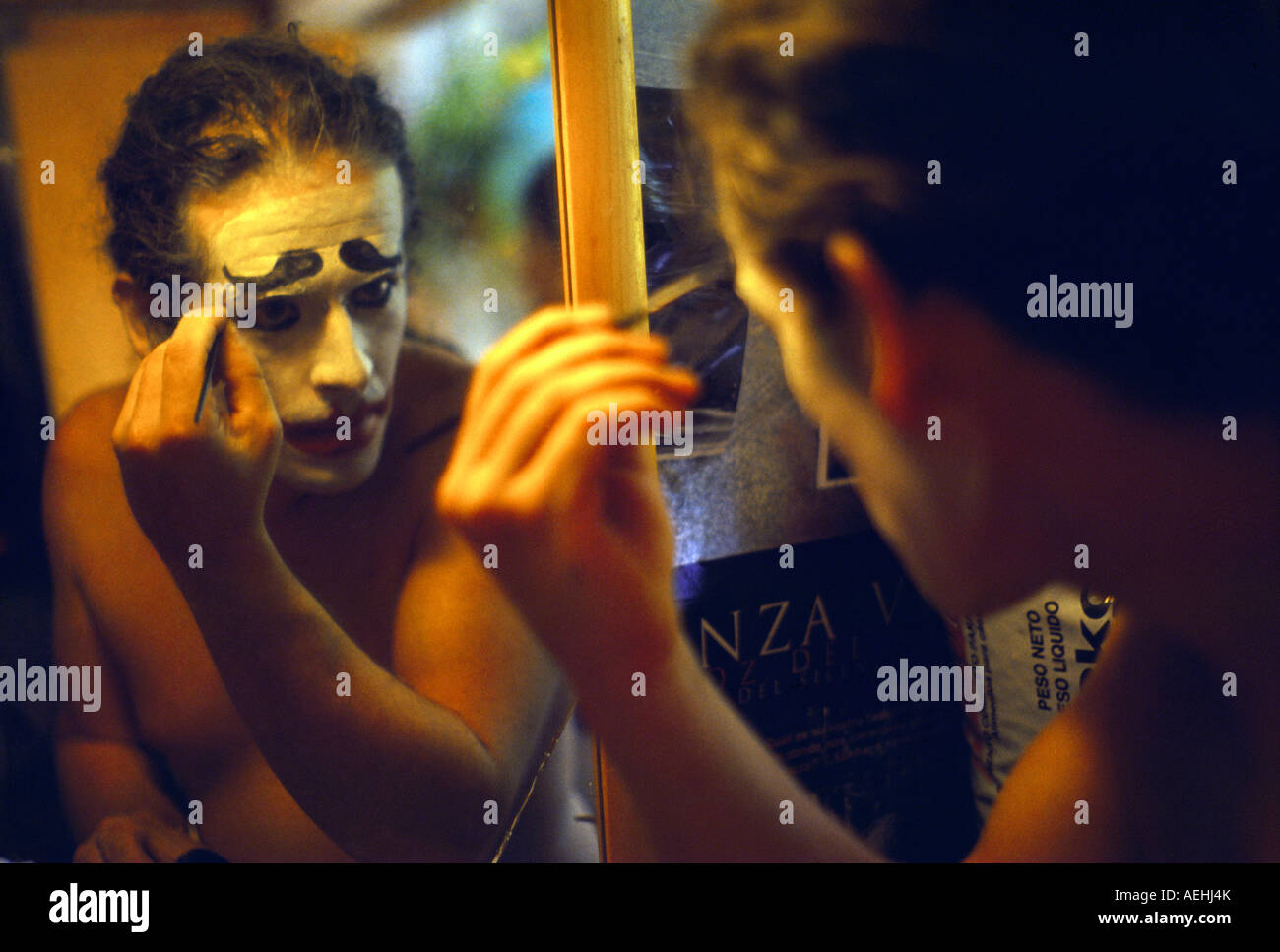 Attore di teatro dipinto il suo volto prima dello spettacolo Foto Stock