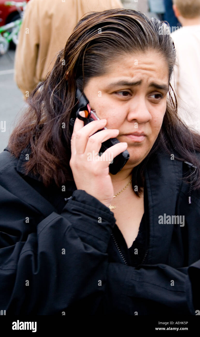 Chicana donna età 45 parlando al cellulare. Cinco de Mayo Fiesta. 'St Paul' Minnesota USA Foto Stock