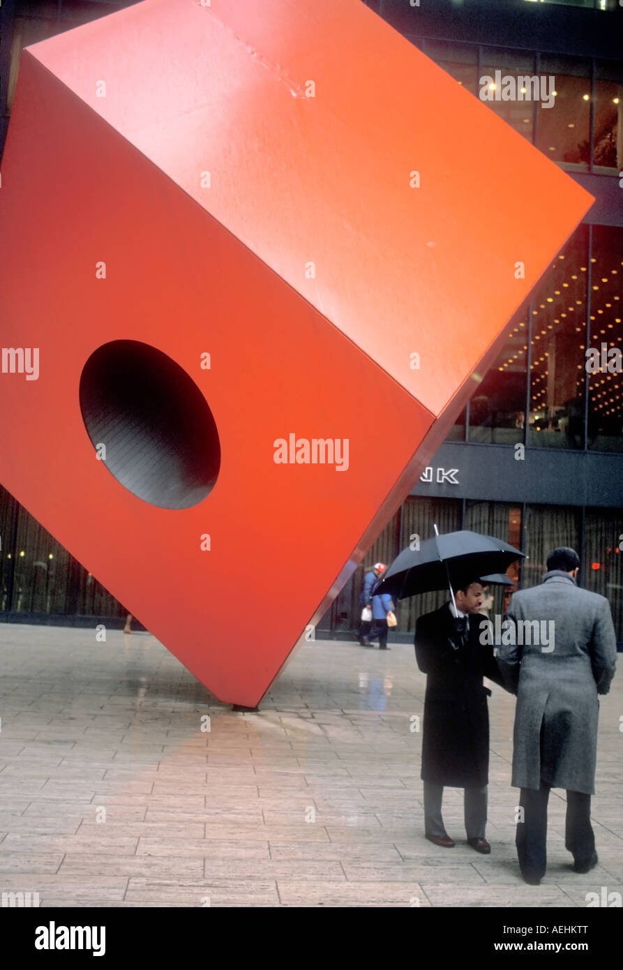 Isamu Noguchi del cubo rosso scultura si trova nella parte anteriore del 140 Broadway, tra libertà e cedro di strade Foto Stock