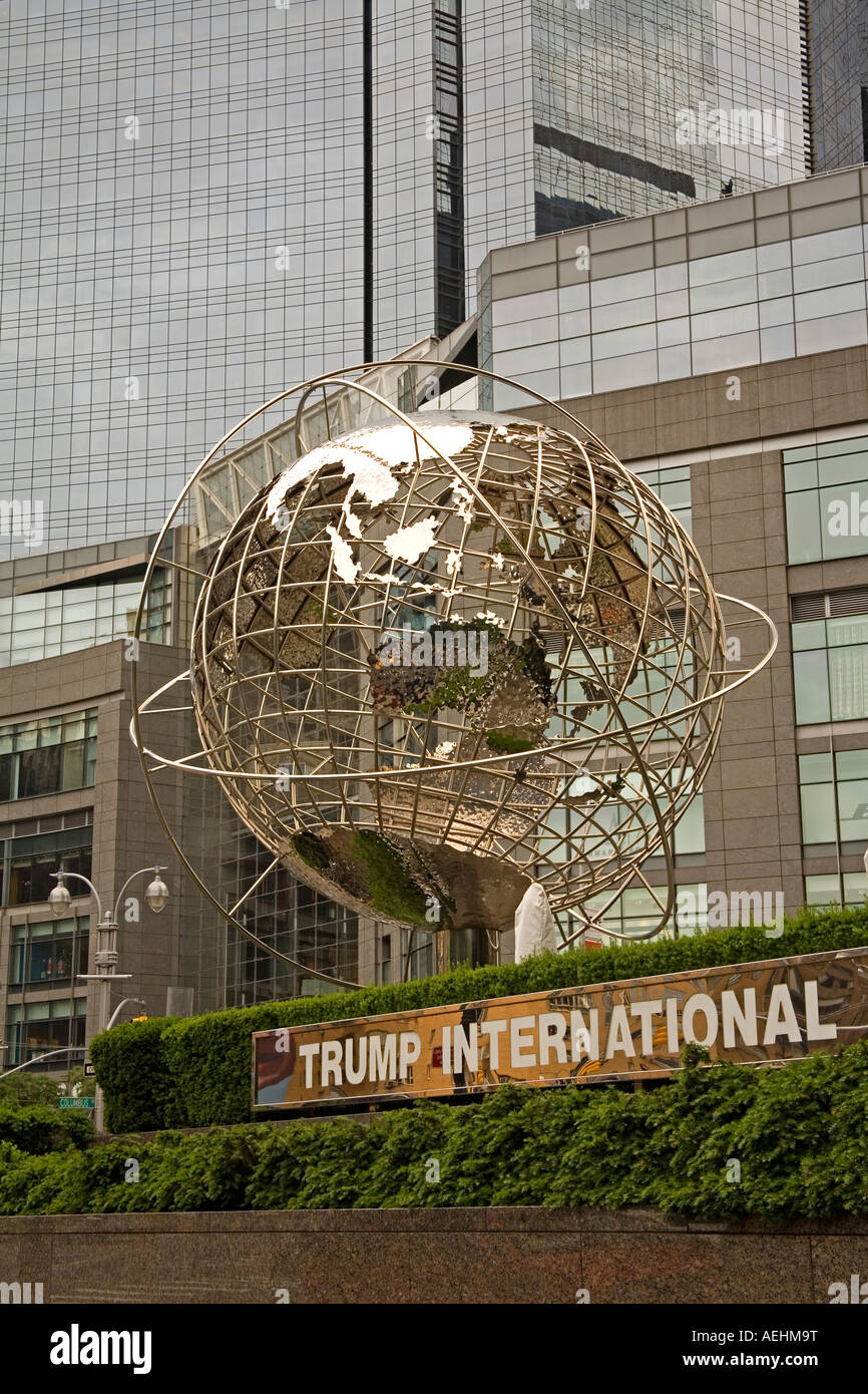 Globo scultura di Brandell fuori Trump International Hotel Columbus Circle Midtown Manhattan New York City New York STATI UNITI D'AMERICA Foto Stock