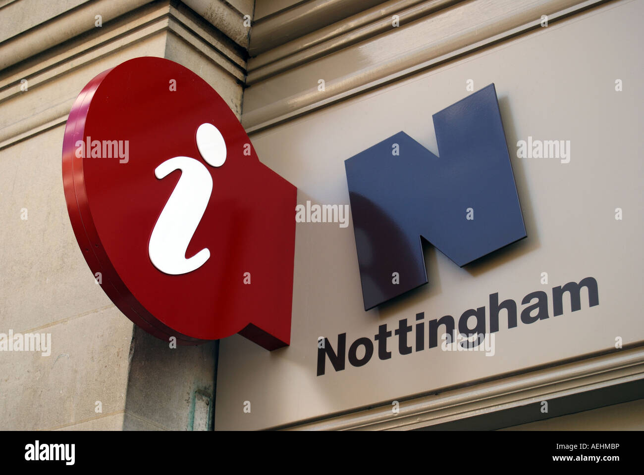 Centro informazioni turistiche segno, Piazza del Mercato Vecchio, Nottingham, Nottinghamshire, England, Regno Unito Foto Stock