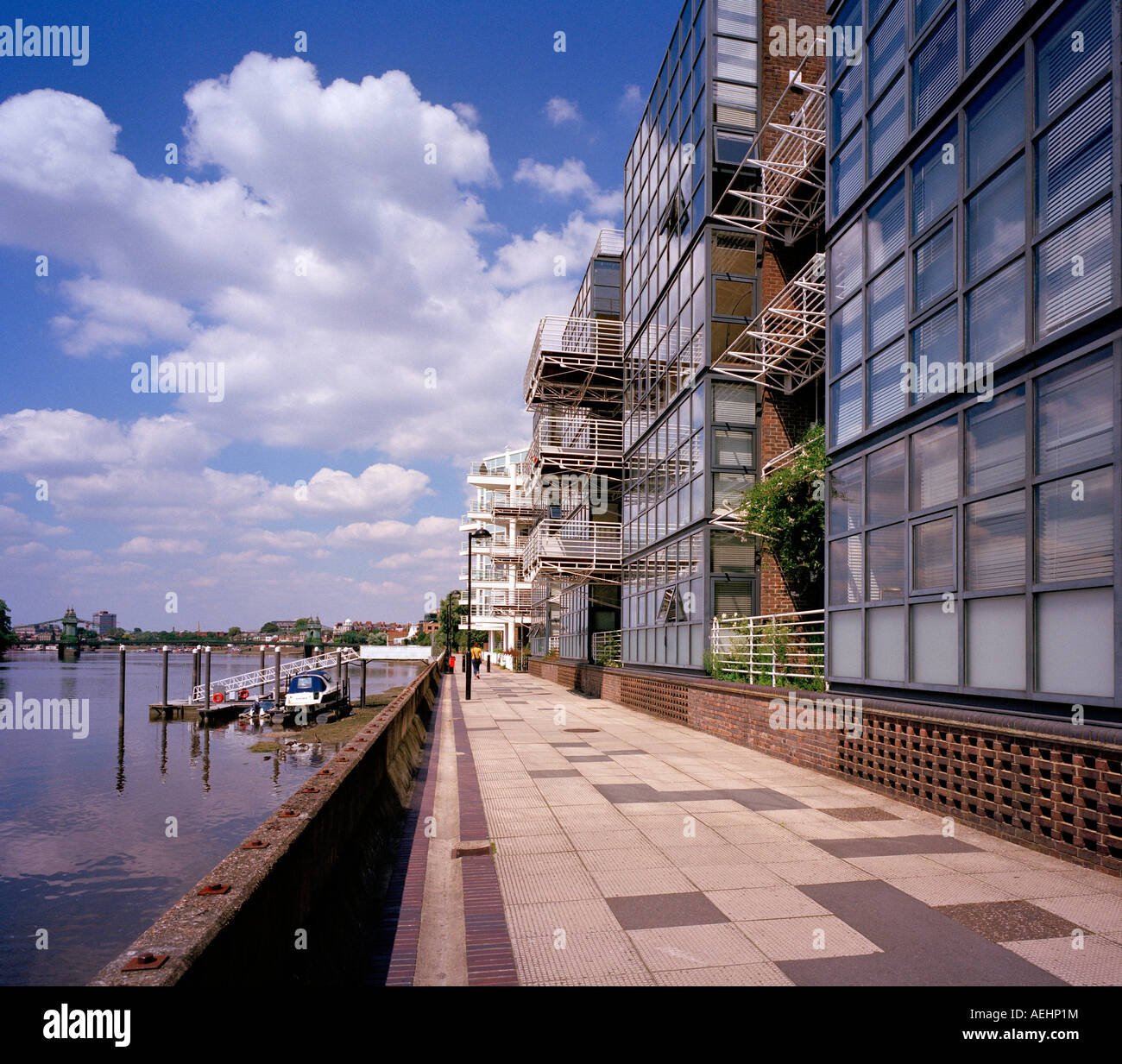 Appartamenti moderni accanto al fiume Tamigi, Hammersmith, Londra, Inghilterra, Regno Unito. Foto Stock