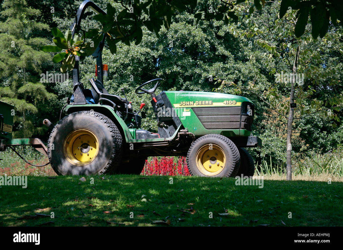 John Deere trattori utilitari compatti in giardino Foto Stock