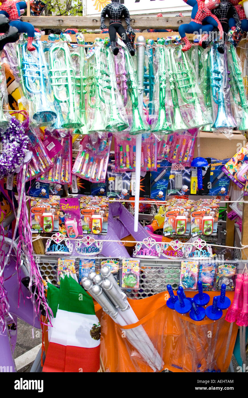 Concessione di vendita stand toy corna fischietti telefoni spade diademi per bambini. Cinco de Mayo Fiesta. St Paul Minnesota USA Foto Stock