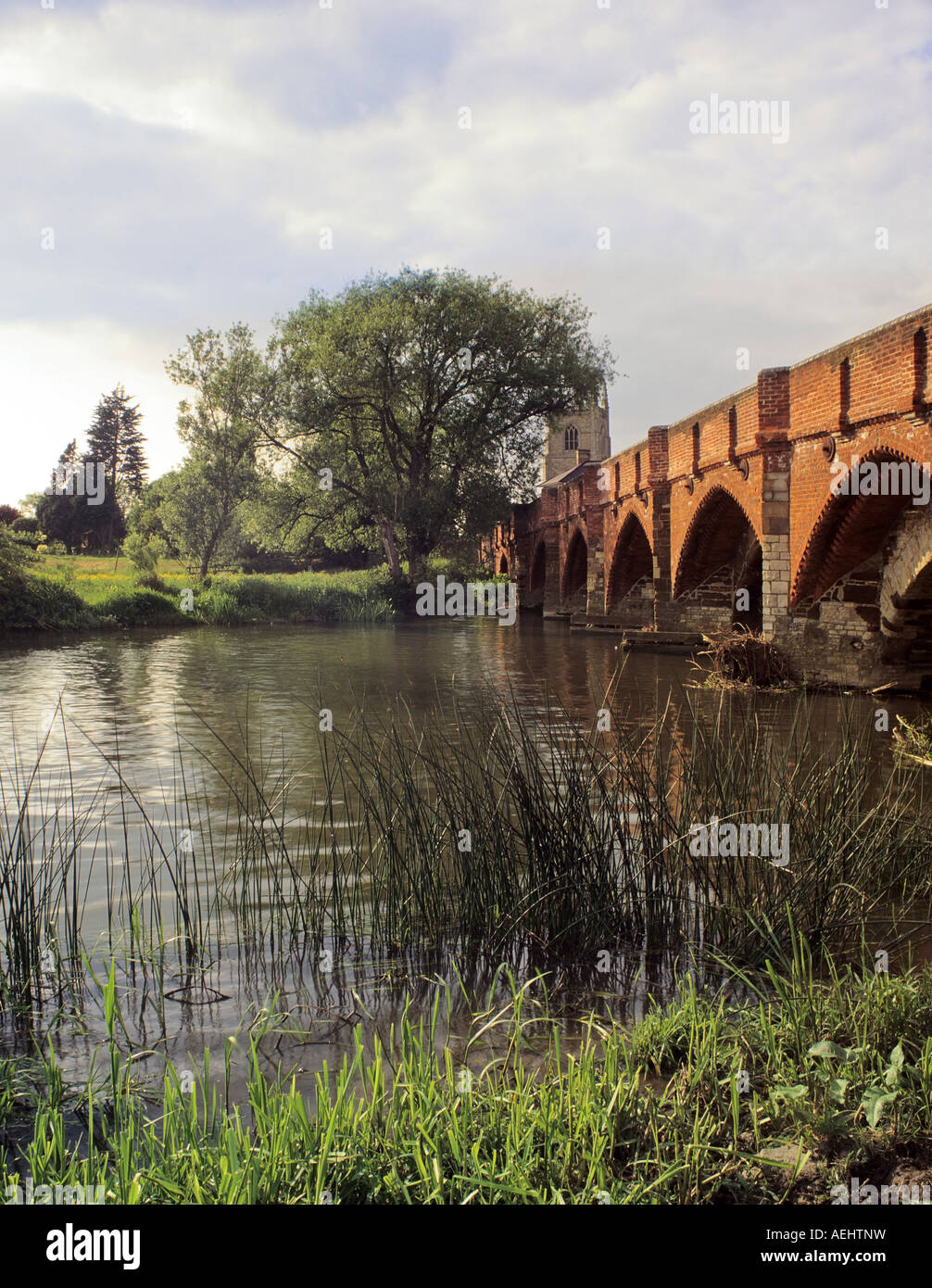 Inghilterra home counties bedfordshire il Fiume Great Ouse ponte medievale grande barford Foto Stock