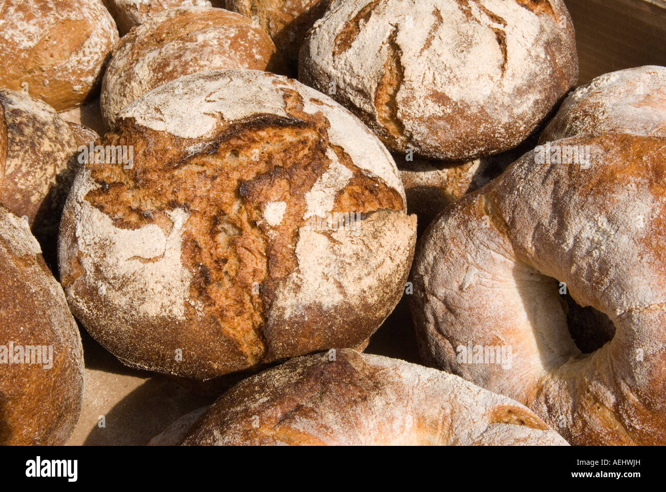 Pani artigianali pane speciale croccante. Rotondo di piccoli prodotti da forno fatti in casa. Farmers Market Queens Park Londra anni '2007 2000 Regno Unito Foto Stock