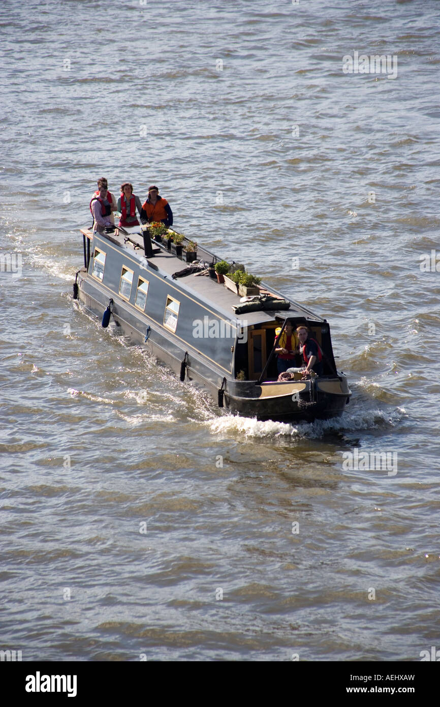 Canali in barca sul fiume Tamigi Londra Inghilterra Foto Stock