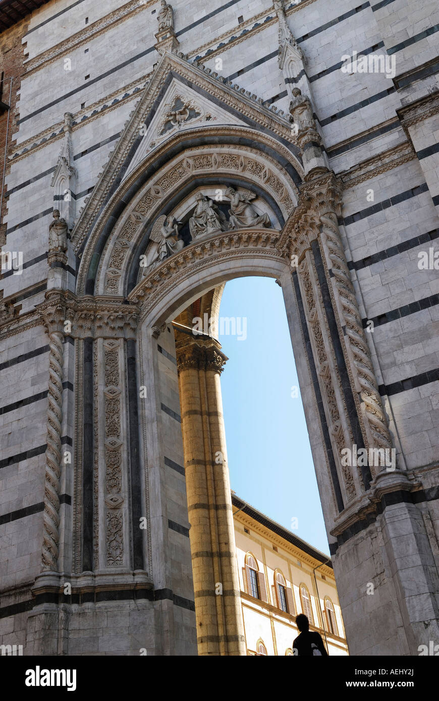 Ingresso laterale porta a incompiuta oltre al Duomo di Siena Toscana Italia Foto Stock
