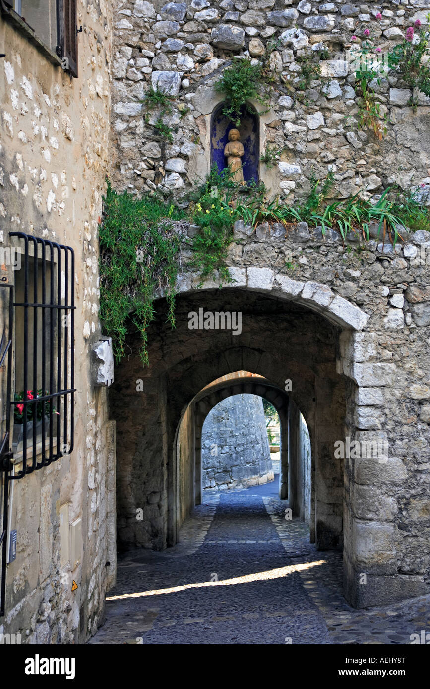 Vista dei tipici del sud est della Francia antica pietra villaggio di Saint Paul de Vence sulla Costa azzurra il rifugio di molti artisti, pittori, scultori Foto Stock