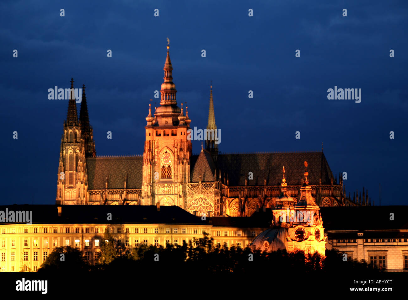 Crepuscolo sul Castello di Praga con guglie gotiche. Foto Stock Crepuscolo sul Castello di Praga con guglie gotiche. Foto Stock