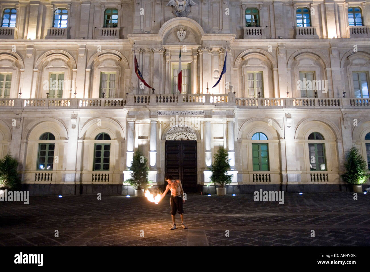 Giovane uomo giocoleria con il fuoco in piazza dell Universita catania sicilia italia Foto Stock