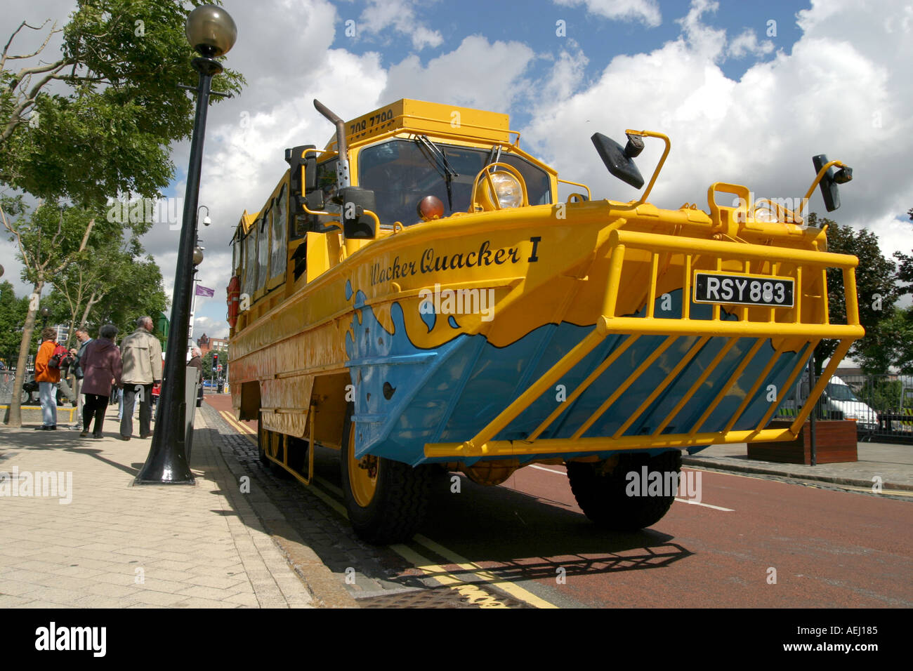 La Wacker Quacker anfibio bus turistico circa per iniziare un tour di Liverpool Foto Stock