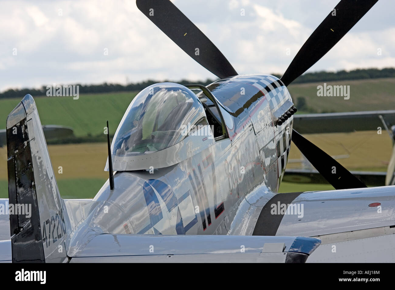 North American P51D Mustang degli aerei da caccia da guerra mondiale due velivoli di aviazione ripristinato Foto Stock