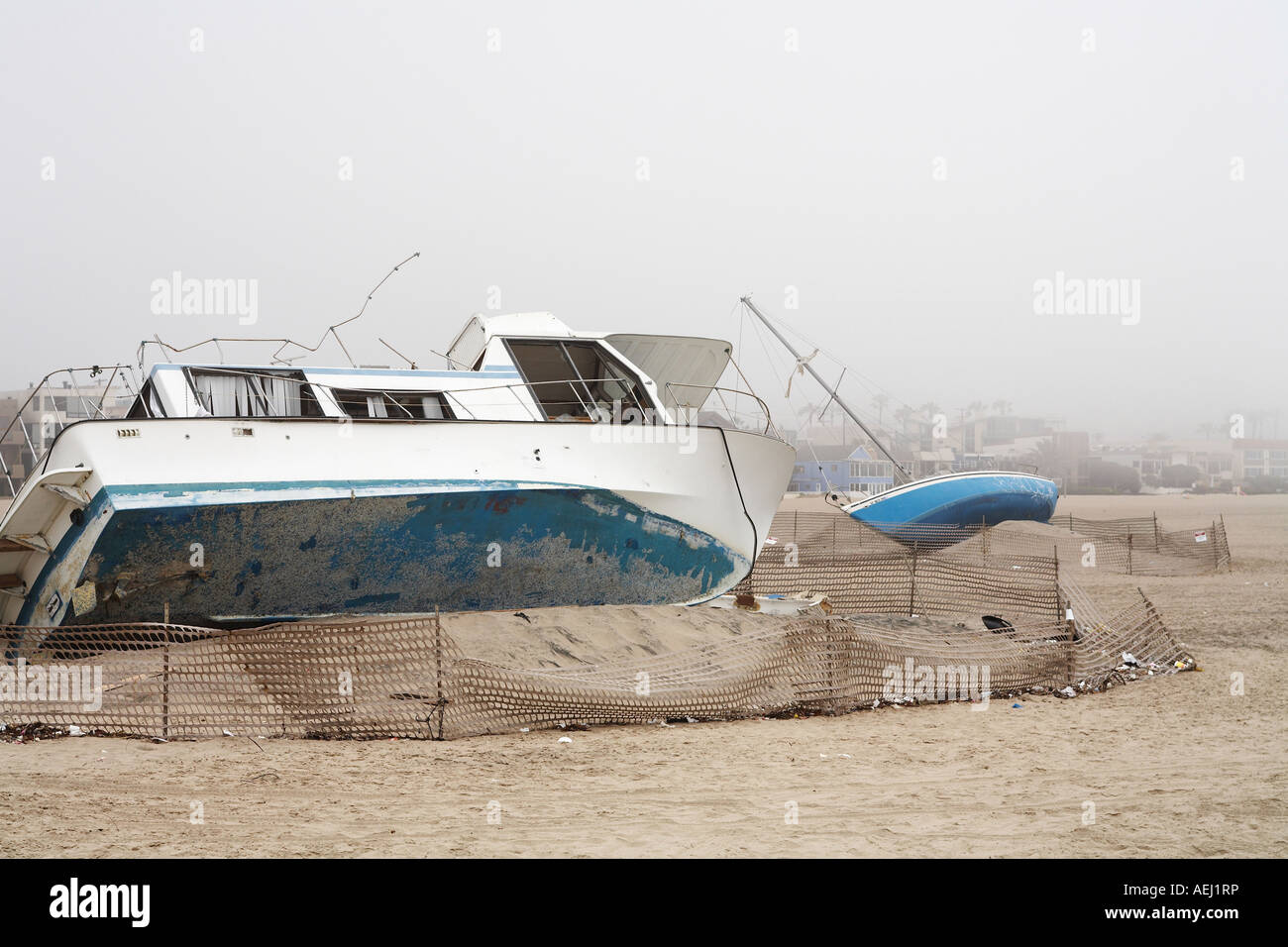 Spiaggiata barca da pesca in Playa del Rey, Los Angeles County, California USA Foto Stock