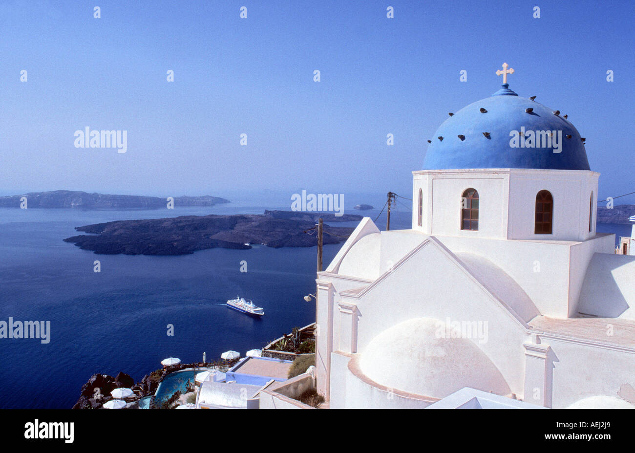 Guardando verso il basso da Thira Santorini per la crociera nella baia di seguito Foto Stock