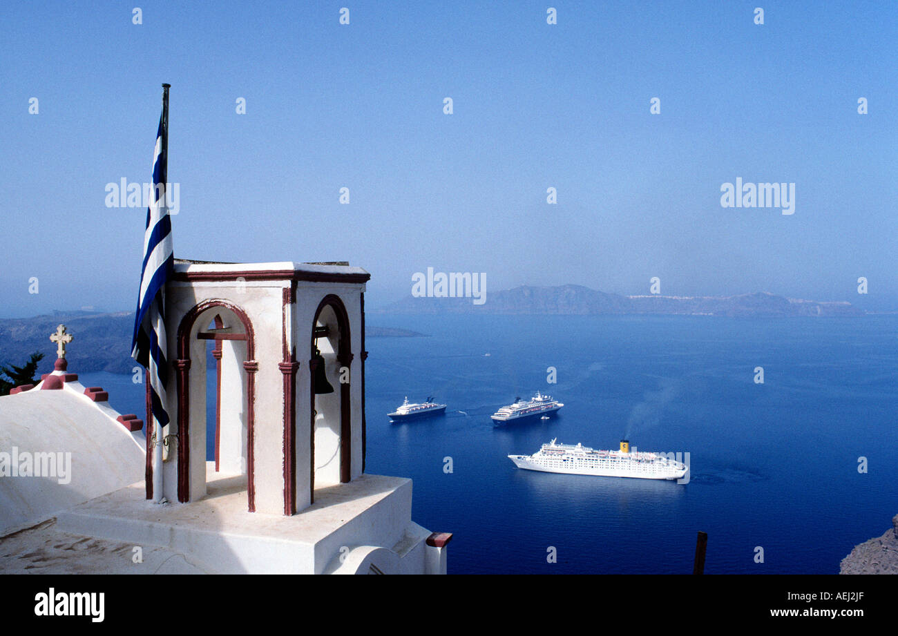 Guardando verso il basso da Thira Santorini per la crociera nella baia di seguito Foto Stock