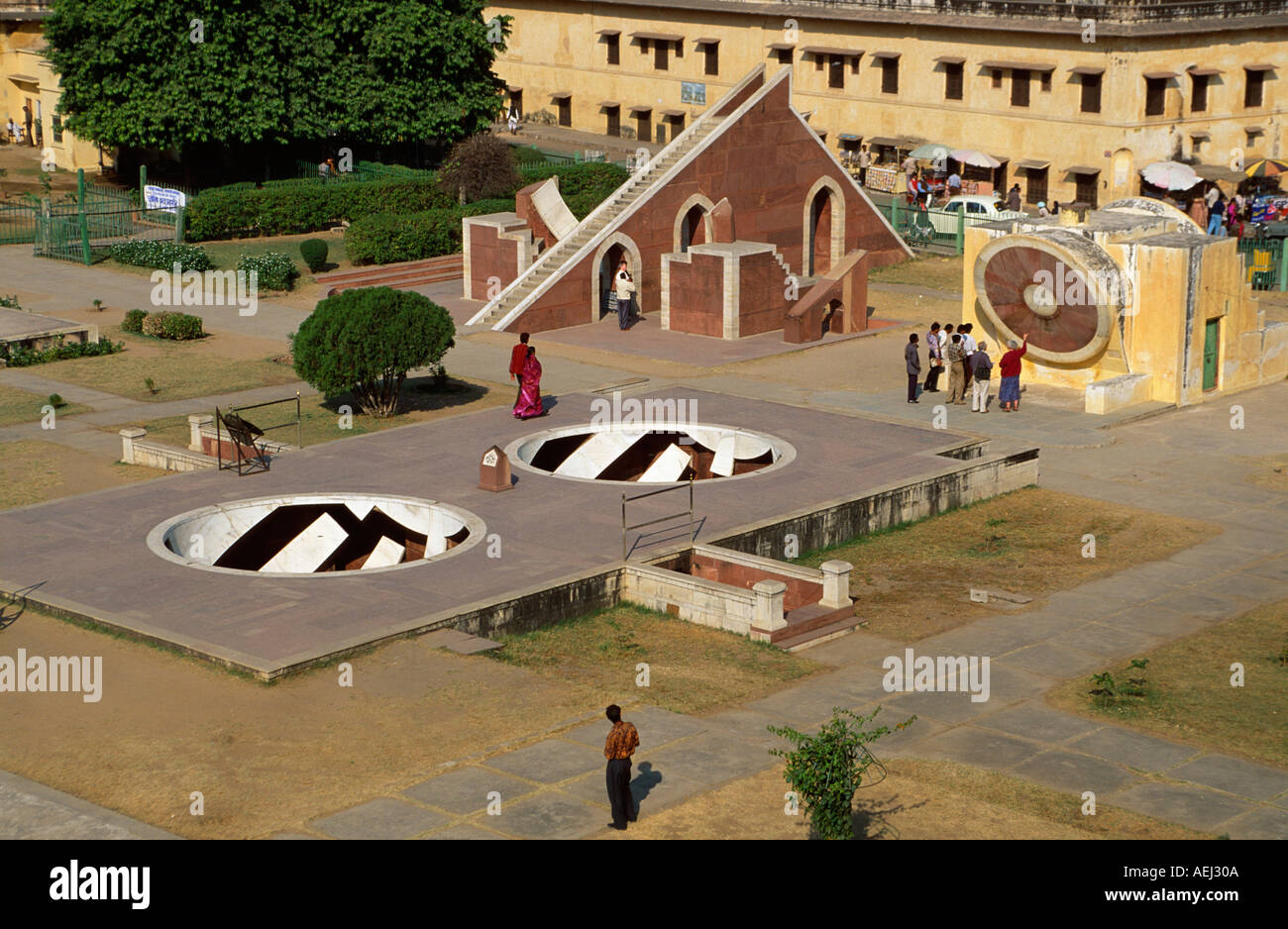 Panoramica dell'Osservatorio di Jaipur che mostra la sfera armillare semisferico Sun dial e la piccola meridiana equatoriale Ja Foto Stock