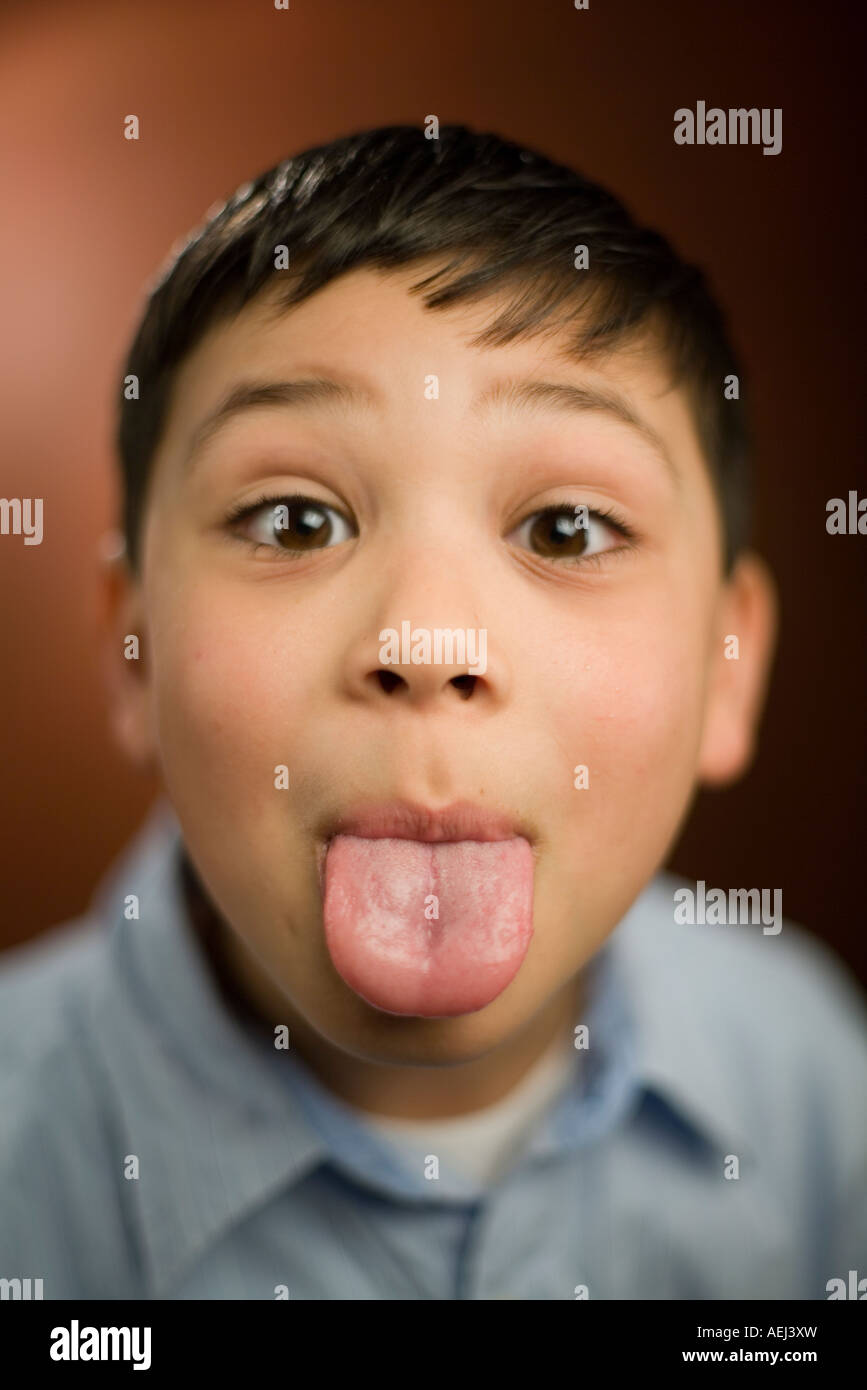 Grippaggio del ragazzo il suo tounge out Foto Stock