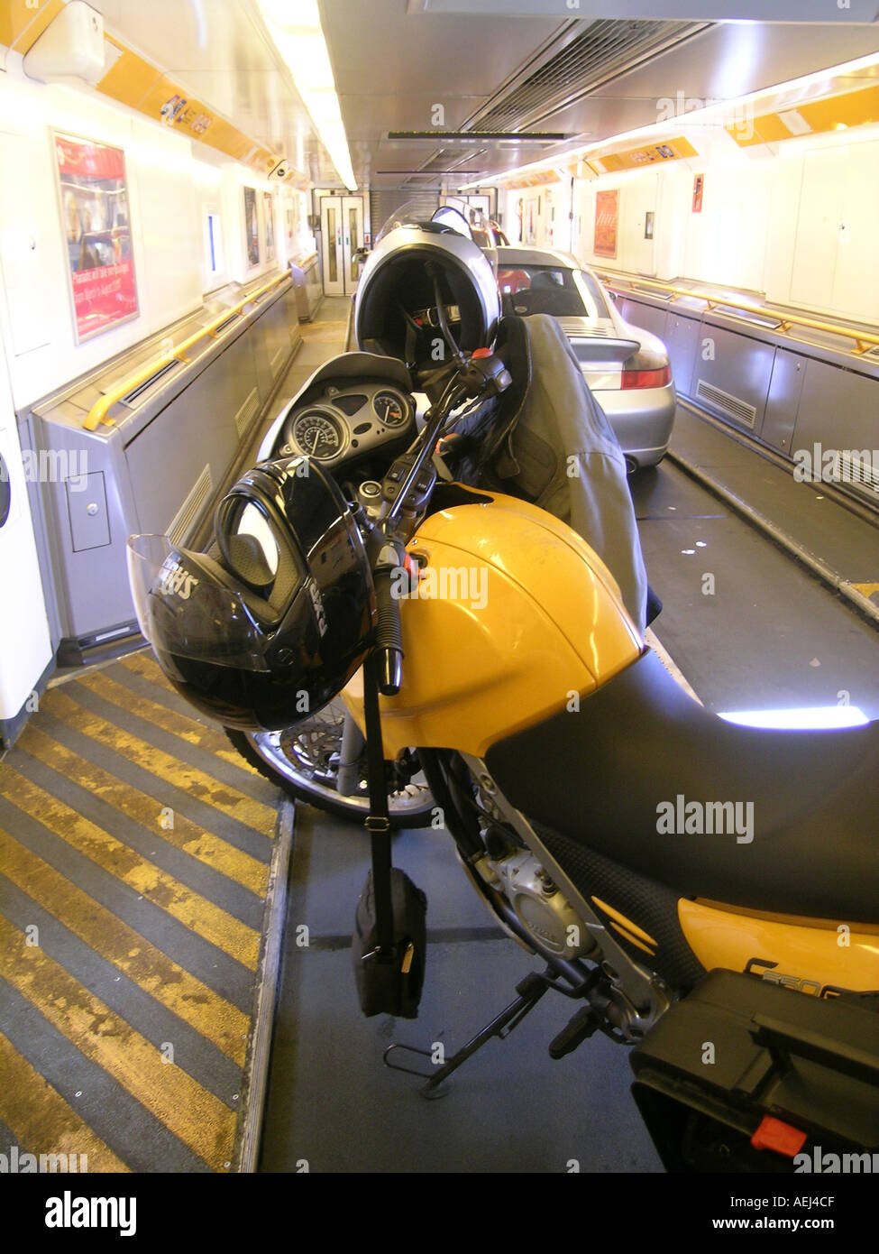 Moto all'interno di Eurotunnel shuttle, Dover, Regno Unito Foto Stock