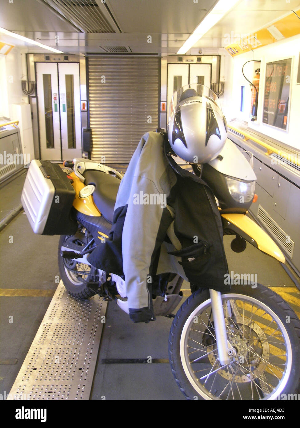 Moto all'interno di Eurotunnel shuttle, Dover, Regno Unito Foto Stock