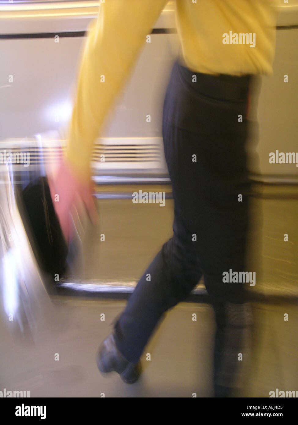 Motociclista con casco di Eurotunnel shuttle / sfocato Foto Stock