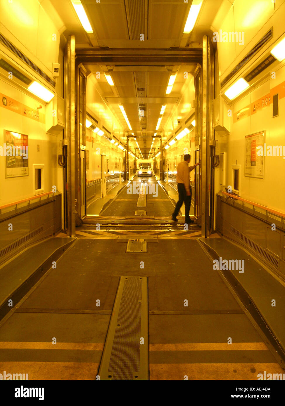 Eurotunnel shuttle interno con veicolo & uomo Foto Stock