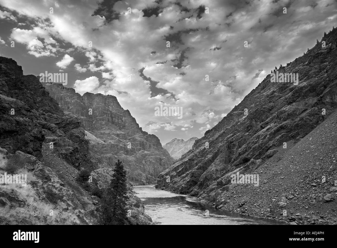 Snake River appena sotto l'inferno s Canyon Dam con nuvole Hell s Canyon National Recreation Area Oregon Idaho Foto Stock