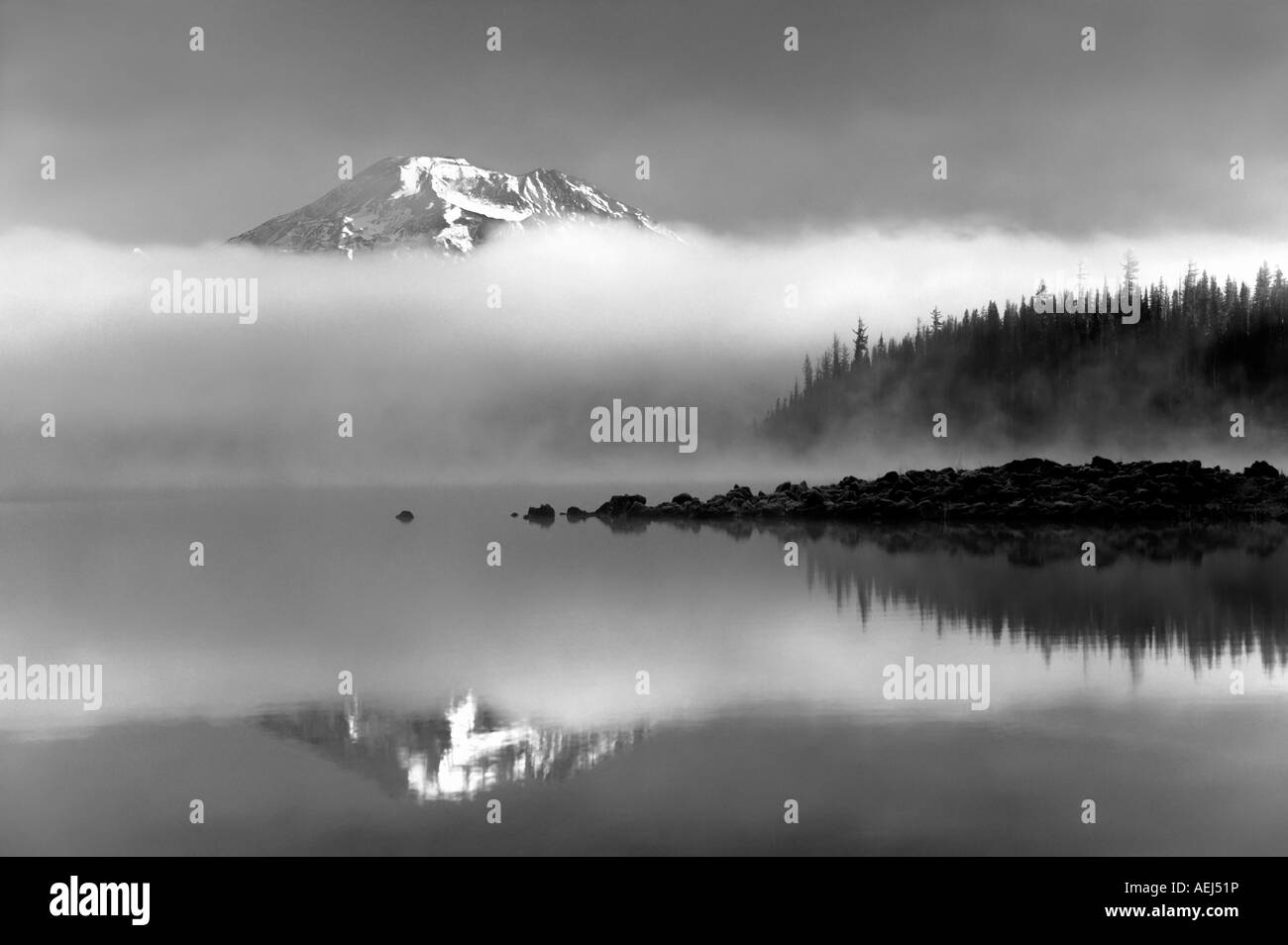 Sud montagna sorella riflessa in Elk Lake Central Oregon Foto Stock