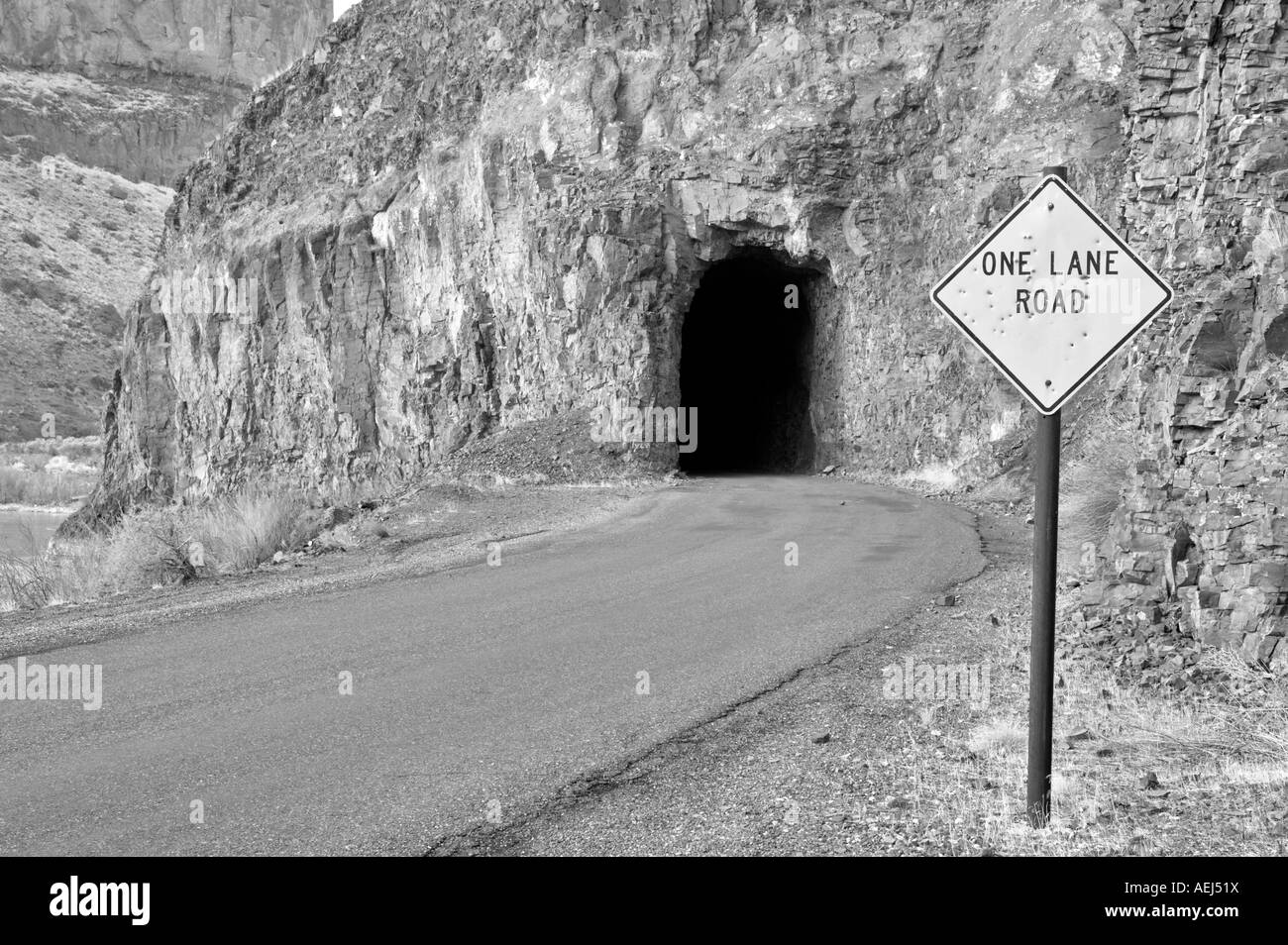 Strada sul fiume Qwyhee con tunnel Oregon Foto Stock