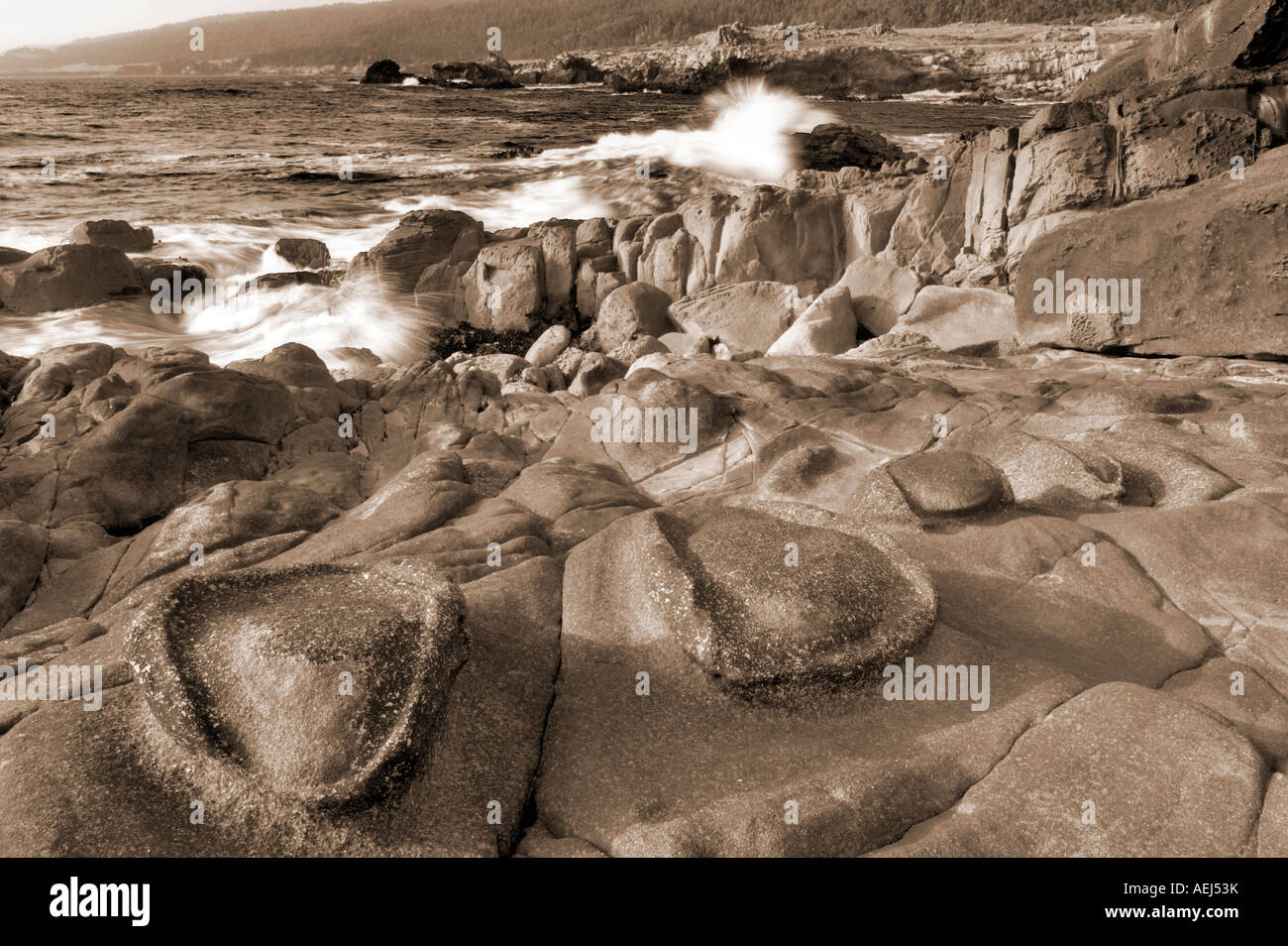 Insolita formazione di roccia nella formazione di arenaria e le onde del mare sale Point State Park California Foto Stock