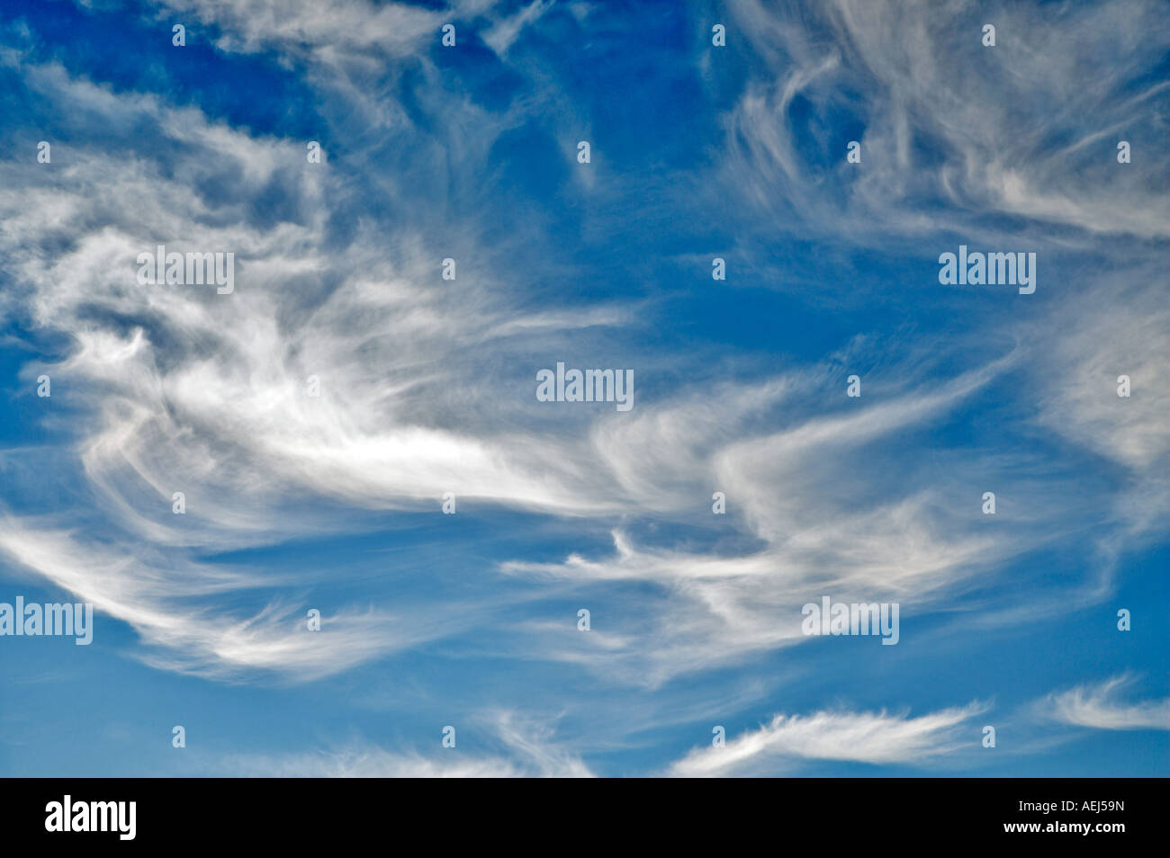 Whispy nuvole sopra Steens montagna Oregon Foto Stock