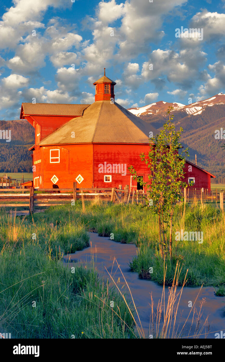 Terreni agricoli vicino a Giuseppe con fienile e flusso. Oregon Foto Stock