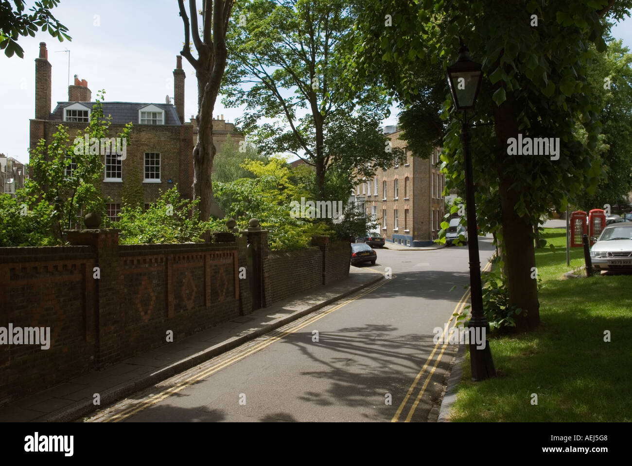 Hampstead Village grandi case di famiglia distaccate strade alberate frondoso Londra NW3 Inghilterra 2006 2000s HOMER SYKES Foto Stock