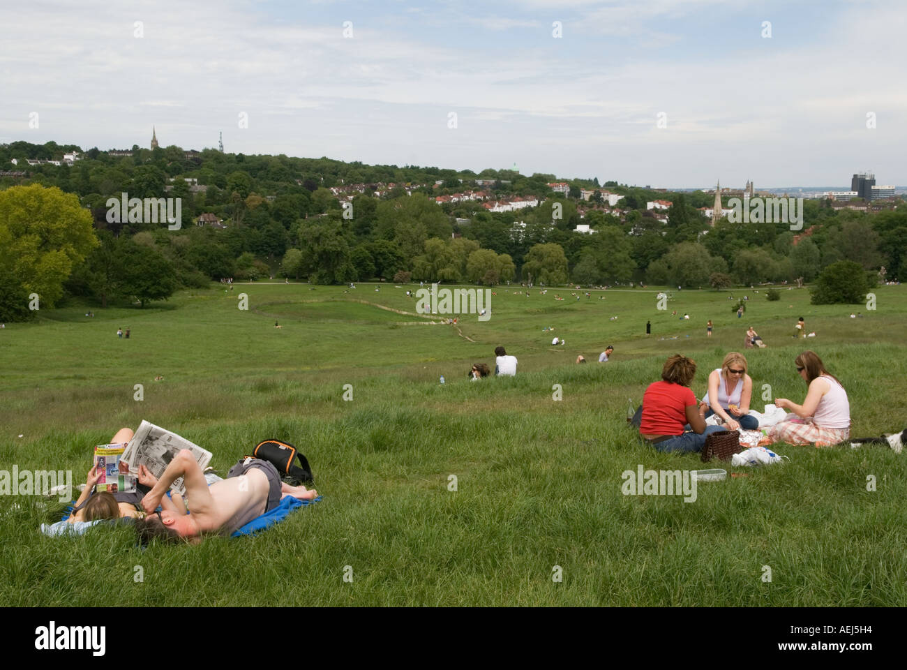 Hampstead Heath. Hampstead London NW3 Inghilterra godendo di un perfetto inglese giornata d'estate. HOMER SYKES Foto Stock