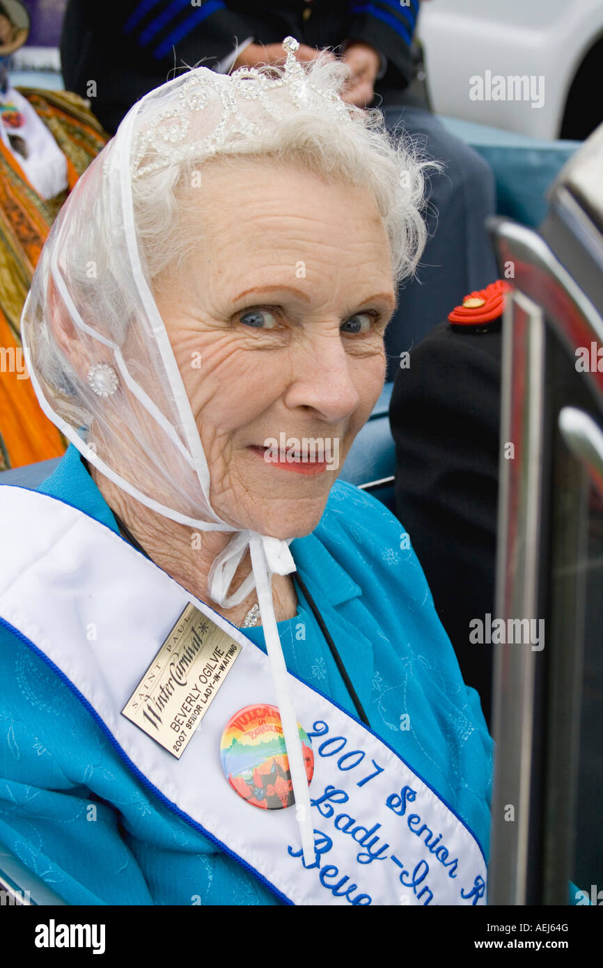 San Paolo Winter Carnival Senior Lady-in-attesa parade visitatore. Cinco de Mayo Fiesta. 'St Paul' Minnesota USA Foto Stock