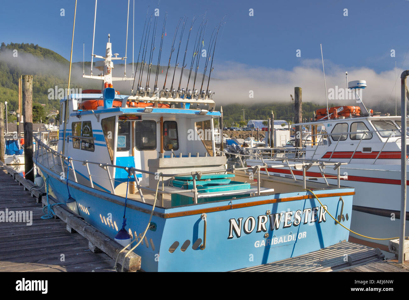 Poli di pesca sulla pesca sportiva di Garibaldi in barca Boat Harbour Oregon Foto Stock