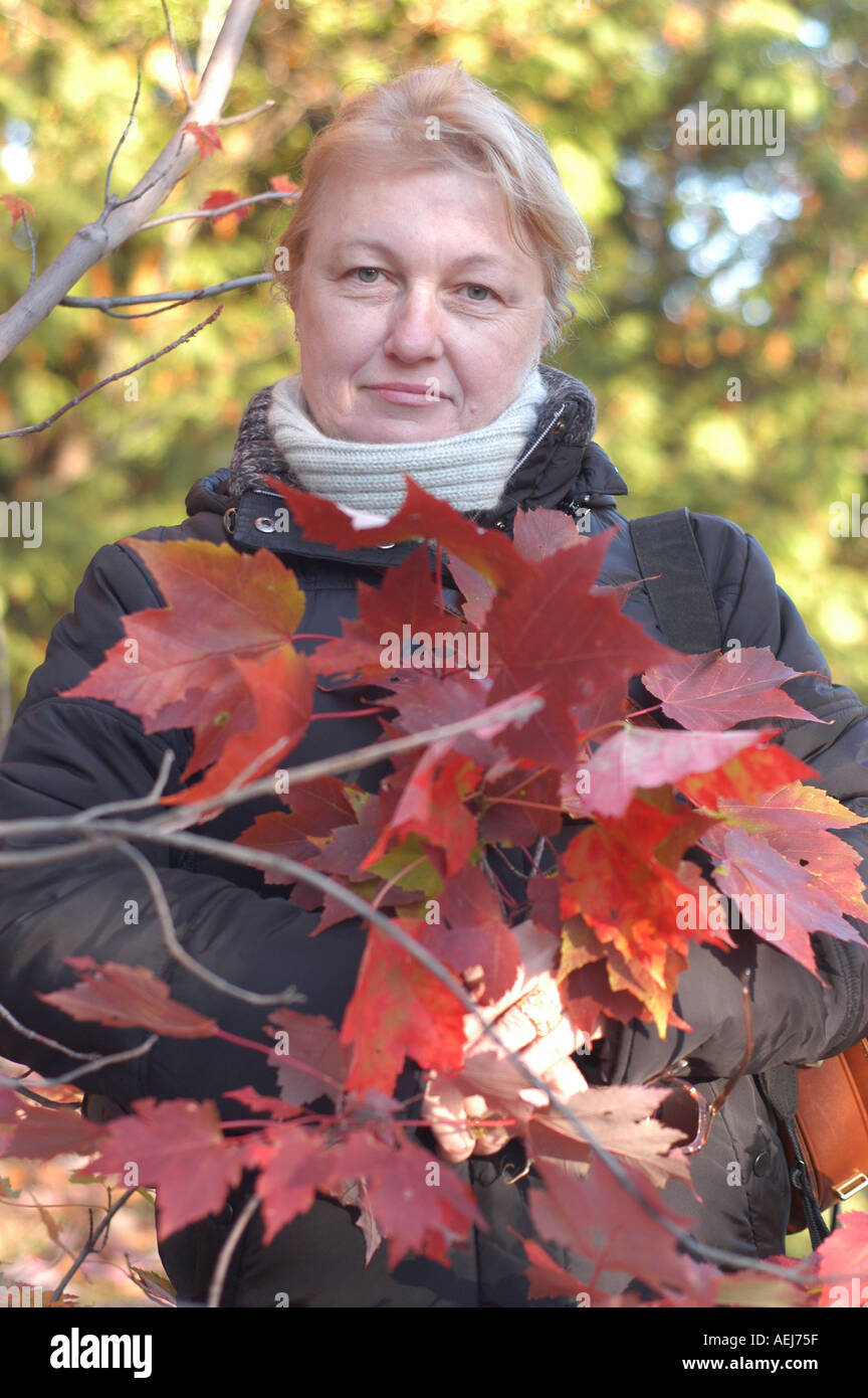Donna nella sua degli anni cinquanta la stagione autunnale Foto Stock