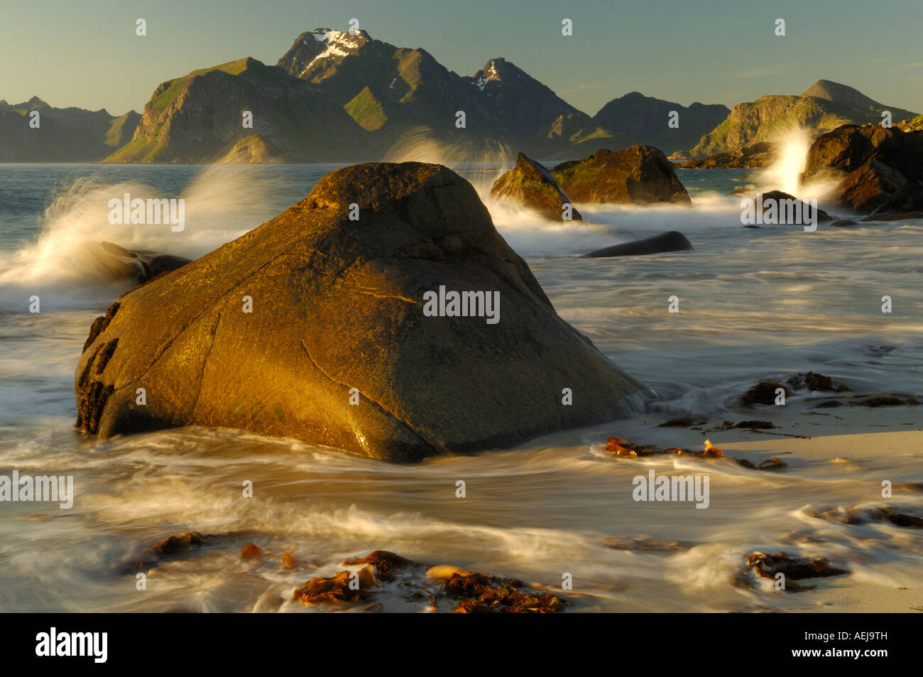 Rising Tide, il sole di mezzanotte, Flakstadoy, Lofoten, Norvegia e Scandinavia Foto Stock