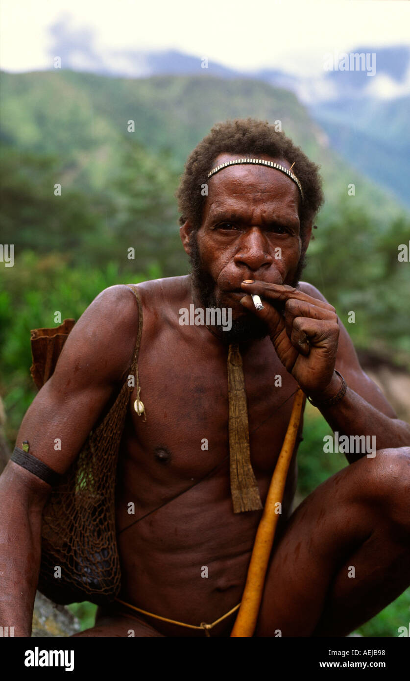 Dani uomo fumatori e indossando pene gourd Il Baliem Valley Irian Jaya  Indonesia Foto stock - Alamy