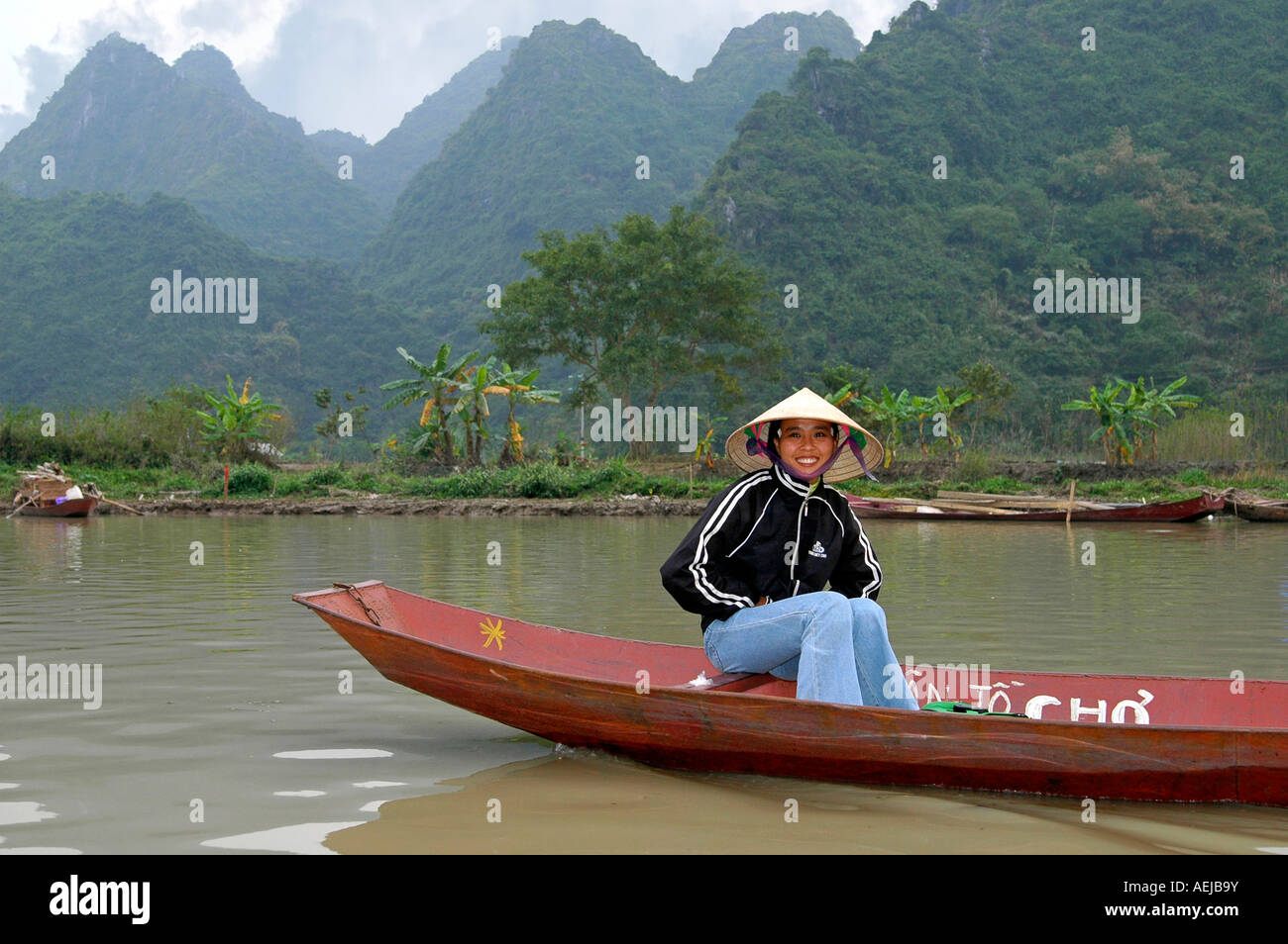 Giovane donna locale in una barca a remi sullo Yen Vi fiume fiume perfume, Huong figlio, Viet Nam Foto Stock