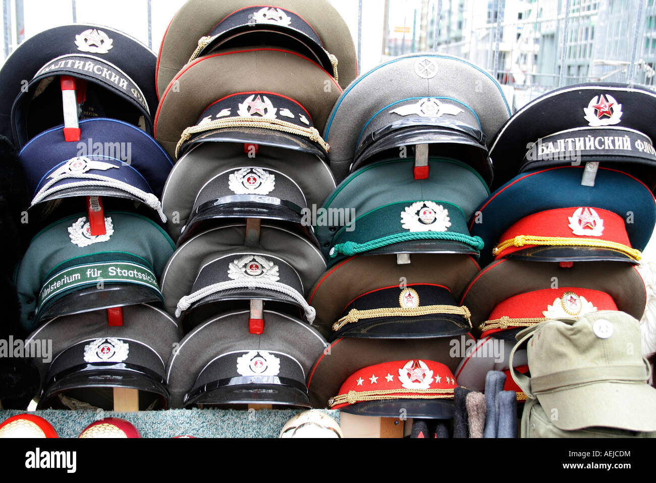 Vendita di souvenir al Checkpoint Charlie, Berlin, Germania Foto Stock