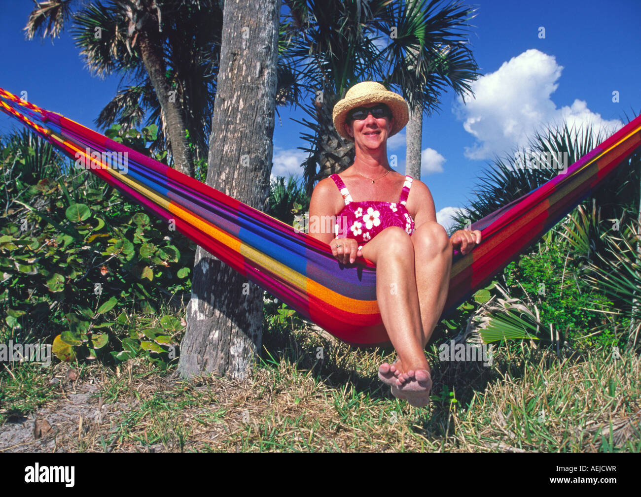 Un modello in spiaggia in una amaca in Florida usa Foto Stock