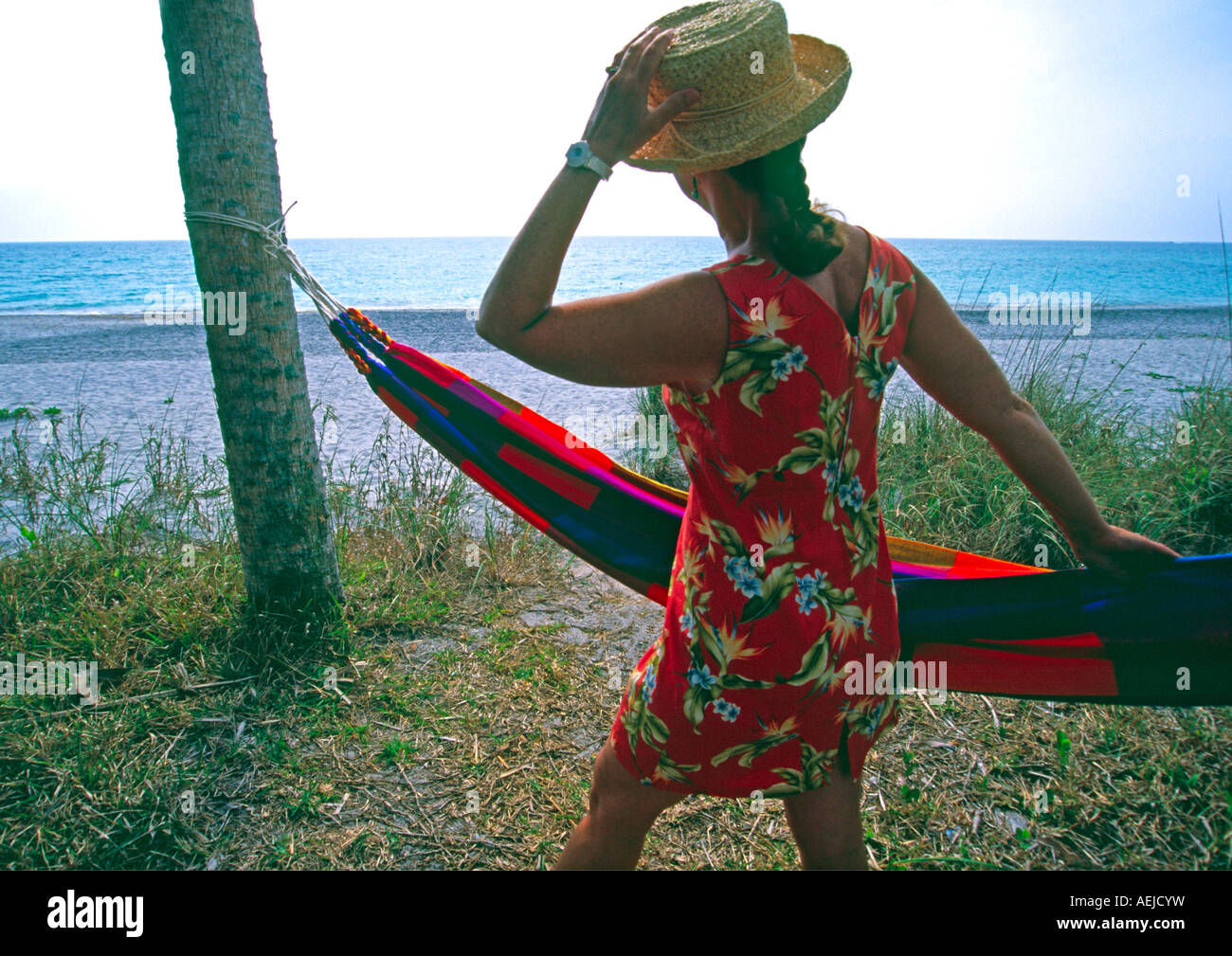 Un modello in spiaggia con un amaca in Florida usa Foto Stock