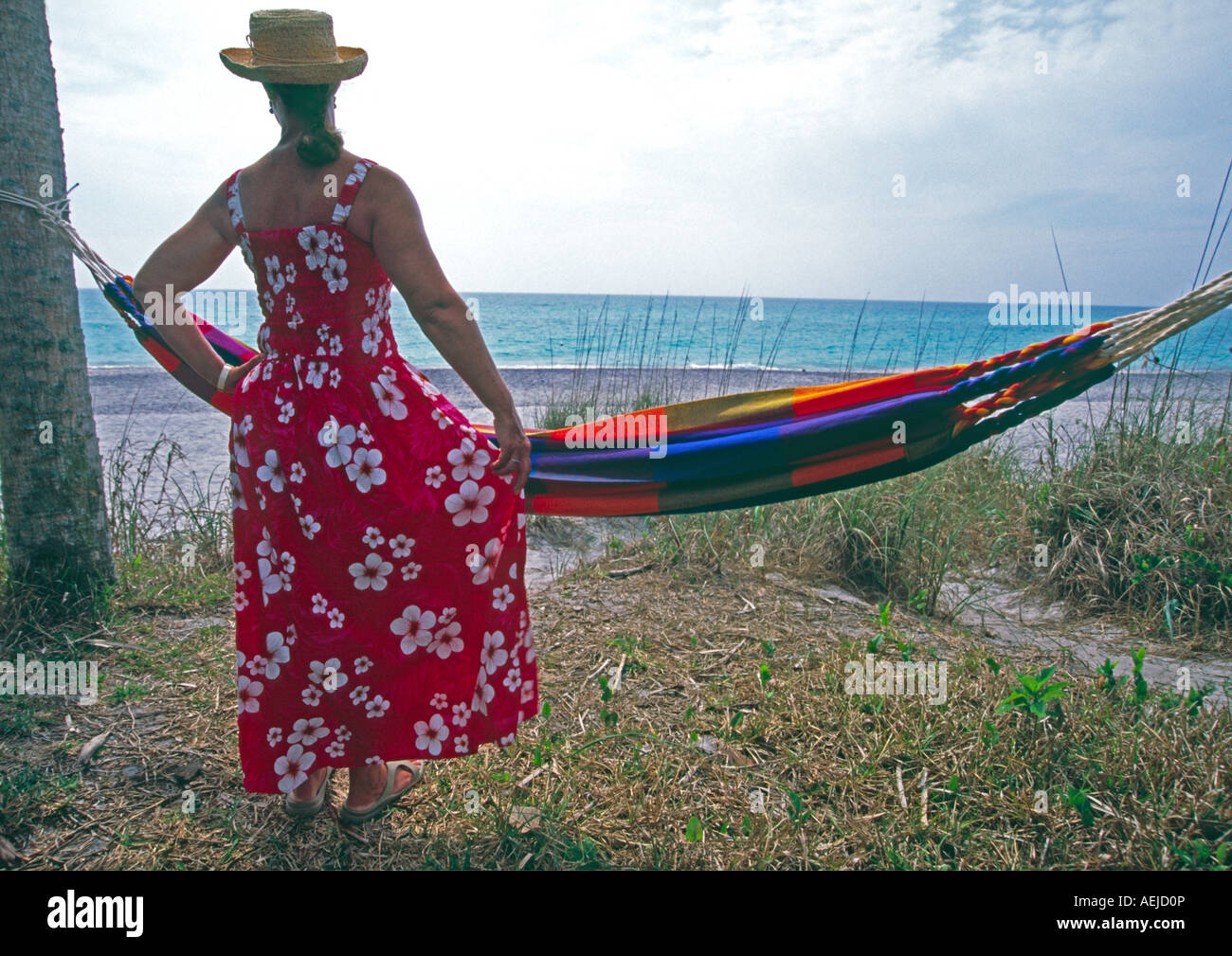 Modello e amaca in una spiaggia in Florida usa Foto Stock